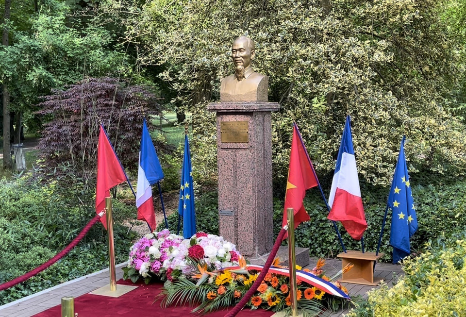 Tượng Bác Hồ trong công viên Montreau. (Ảnh: Thu Hà/TTXVN)