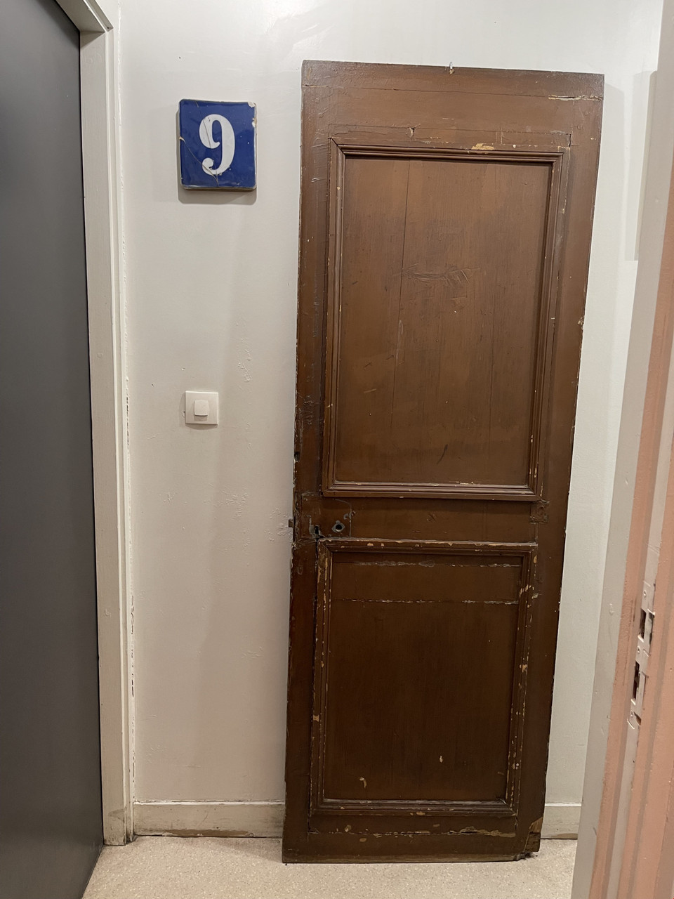 Tấm biển số nhà và cánh cửa căn phòng Bác Hồ từng sống ở nhà số 9 ngõ Compoint. (Ảnh: Thu Hà/TTXVN)