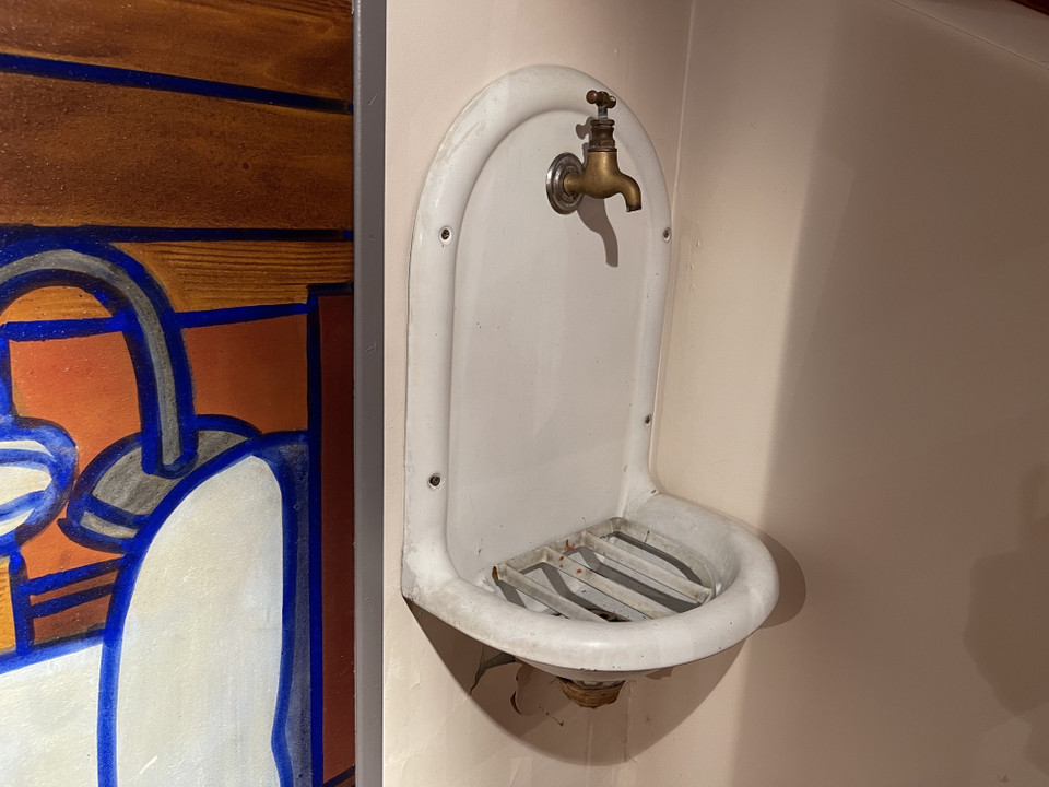 Bồn rửa tay trong căn phòng Bác Hồ từng sống ở nhà số 9 ngõ Compoint. (Ảnh: Thu Hà/TTXVN)