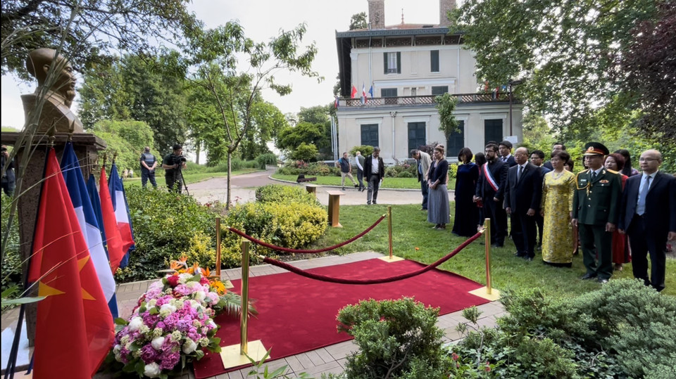 Lễ dâng hoa tưởng niệm Người tại tượng đài Bác Hồ. (Ảnh: Thu Hà/TTXVN)