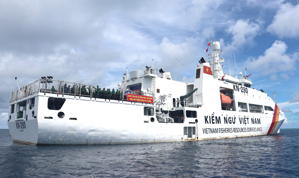 Nghi thức thả hoa đăng tưởng niệm các cán bộ, chiến sỹ hải quân đã hy sinh vì chủ quyền biển đảo của Tổ quốc. (Ảnh: Viết Tôn/TTXVN)