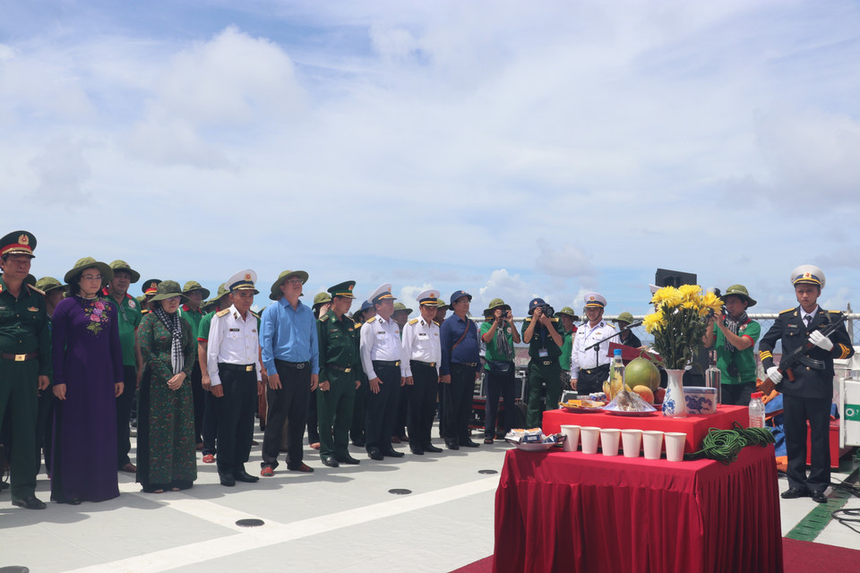 Đoàn công tác Thành phố Hồ Chí Minh và Quân chủng Hải quân tưởng niệm các cán bộ, chiến sỹ Hải quân đã hy sinh vì chủ quyền biển đảo của Tổ quốc. (Ảnh: Viết Tôn/TTXVN)
