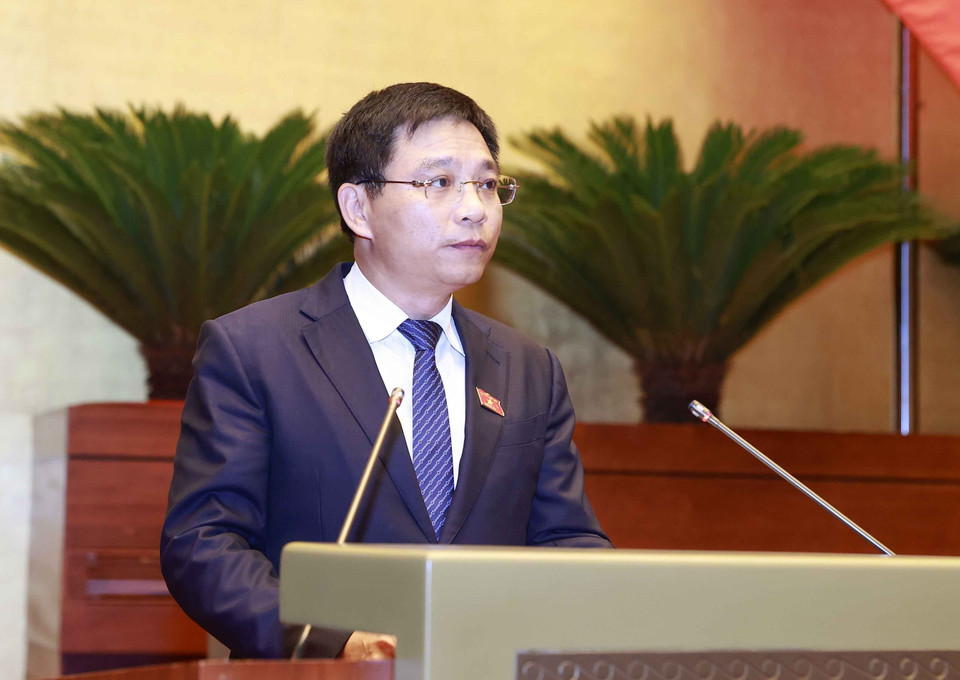 Bộ trưởng Bộ Giao thông Vận tải Nguyễn Văn Thắng trình bày báo cáo việc thu hồi đất, bồi thường, hỗ trợ, tái định cư Cảng Hàng không Quốc tế Long Thành. (Ảnh: Doãn Tấn/TTXVN)