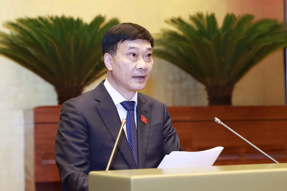 Chủ nhiệm Ủy ban Kinh tế của Quốc hội Vũ Hồng Thanh báo cáo thẩm tra việc thu hồi đất, bồi thường, hỗ trợ, tái định cư Cảng Hàng không Quốc tế Long Thành. (Ảnh: Doãn Tấn/TTXVN)