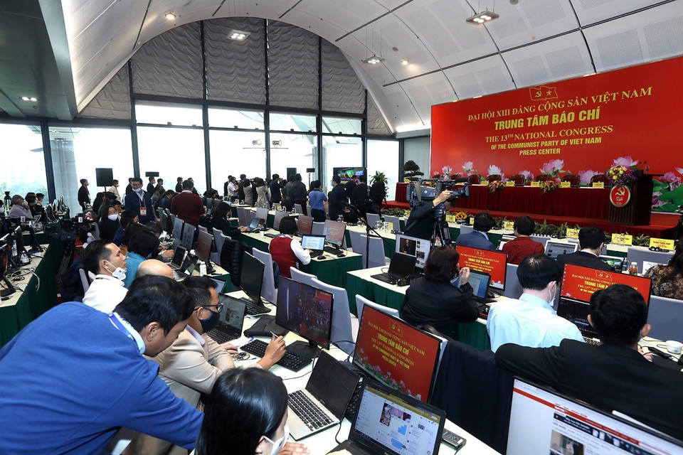 Các phóng viên tác nghiệp taị Trung tâm báo chí trong phiên bế mạc. (Ảnh: TTXVN)