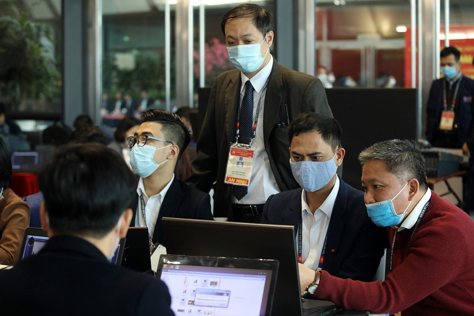 Các phóng viên tác nghiệp taị Trung tâm báo chí trong phiên bế mạc. (Ảnh: TTXVN)
