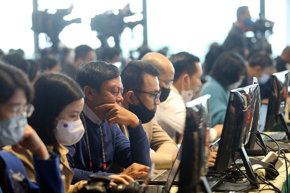 Các phóng viên tác nghiệp taị Trung tâm báo chí trong phiên bế mạc. (Ảnh: TTXVN)