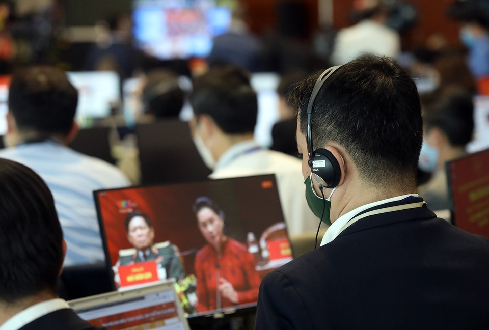 Các phóng viên tác nghiệp taị Trung tâm báo chí trong phiên bế mạc. (Ảnh: TTXVN)