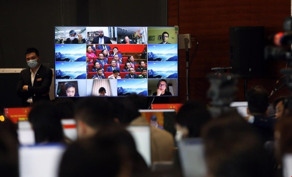 Các phóng viên tác nghiệp taị Trung tâm báo chí trong phiên bế mạc. (Ảnh: TTXVN)