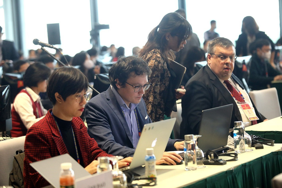 Các phóng viên tác nghiệp taị Trung tâm báo chí trong phiên bế mạc. (Ảnh: TTXVN)