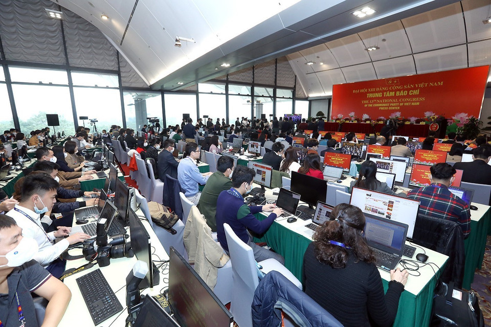 Các phóng viên tác nghiệp taị Trung tâm báo chí trong phiên bế mạc. (Ảnh: TTXVN)