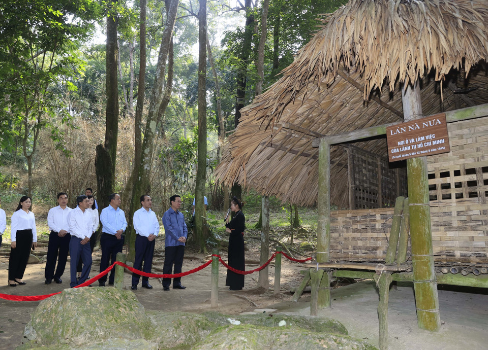 Chủ tịch nước Võ Văn Thưởng thăm Di tích Lán Nà Nưa - nơi ở và làm việc của Chủ tịch Hồ Chí Minh. (Ảnh: Thống Nhất/TTXVN)