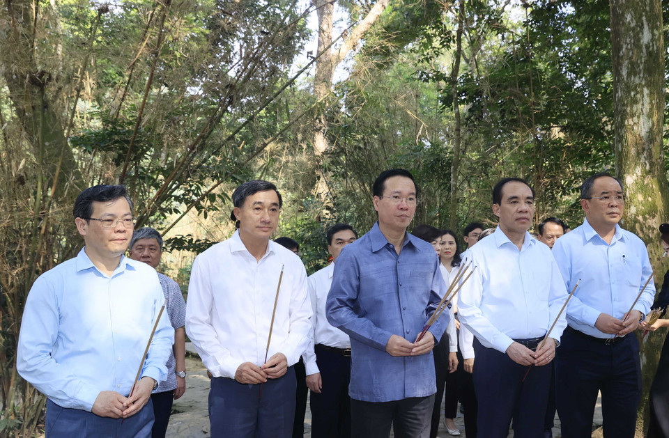 Sáng 24/9/2023, Chủ tịch nước Võ Văn Thưởng dâng hương tưởng nhớ Chủ tịch Hồ Chí Minh tại Lán Nà Nưa trong Khu Di tích Lịch sử Quốc gia Đặc biệt Tân Trào, huyện Sơn Dương, tỉnh Tuyên Quang. (Ảnh: Thống Nhất/TTXVN)