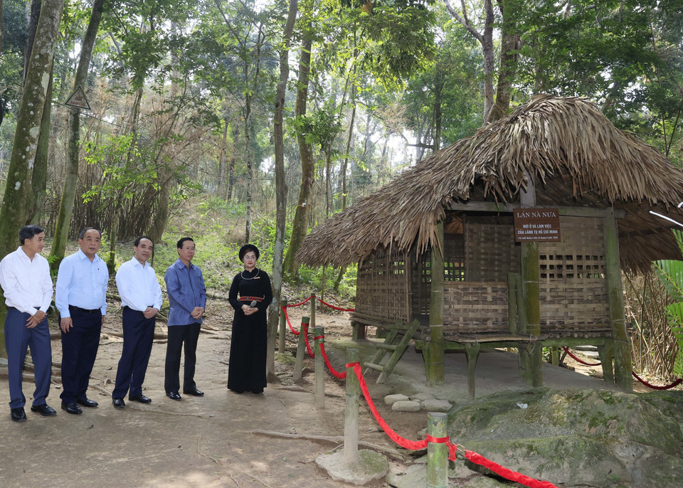 Chủ tịch nước Võ Văn Thưởng thăm Di tích Lán Nà Nưa - nơi ở và làm việc của Chủ tịch Hồ Chí Minh. (Ảnh: Thống Nhất/TTXVN)