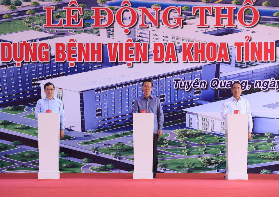 Chủ tịch nước Võ Văn Thưởng cùng các đại biểu thực hiện nghi thức khởi công Bệnh viện Đa khoa tỉnh Tuyên Quang. 