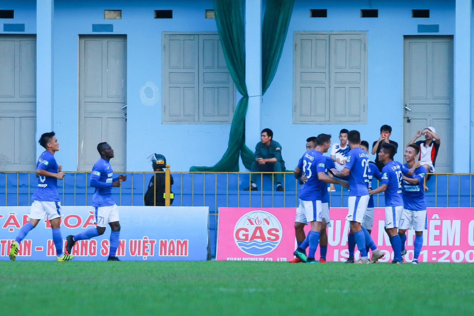 Với lợi thế chơi trên sân nhà, Than Quảng Ninh nhập cuộc chủ động hơn đối thủ và có bàn thắng sớm ở phút 17 nhờ pha dứt điểm chính xác của Hải Huy. (Ảnh: Nguyên An/Vietnam+)