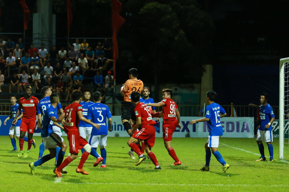 Tuy nhiên, Hoàng Anh Gia Lai một lần nữa gỡ hòa ở những phút bù giờ cuối cùng sau một tình huống lộn xộn trong vòng cấm của Than Quảng Ninh. (Ảnh: Nguyên An/Vietnam+)