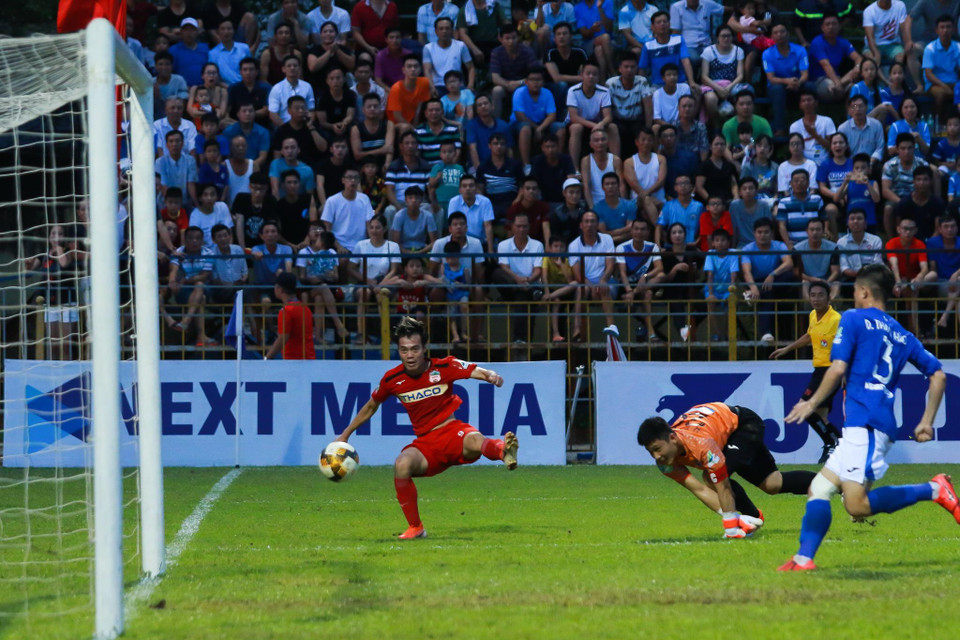 Tuy nhiên, Hoàng Anh Gia Lai cho thấy mình không phải đối thủ dễ bị bắt nạt khi nhanh chóng gỡ hòa ở phút 31. Văn Toàn bứt tốc vượt qua thủ môn và ghi bàn vào lưới trống, đưa trận đấu trở lại vạch xuất phát. (Ảnh: Nguyên An/Vietnam+)