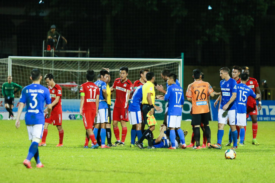 Phút 85, một lần nữa Than Quảng Ninh vươn lên dẫn trước khi được hưởng phạt đền vì pha phạm lỗi trong vòng cấm của hậu vệ đối phương. (Ảnh: Nguyên An/Vietnam+)