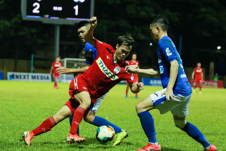 Bước sang hiệp 2, hai đội chơi thận trọng hơn và có phần quyết liệt nhưng giữ vững được thế trận đôi công. Mỗi bên đều đã có những cơ hội nguy hiểm cho riêng mình.(Ảnh: Nguyên An/Vietnam+) 