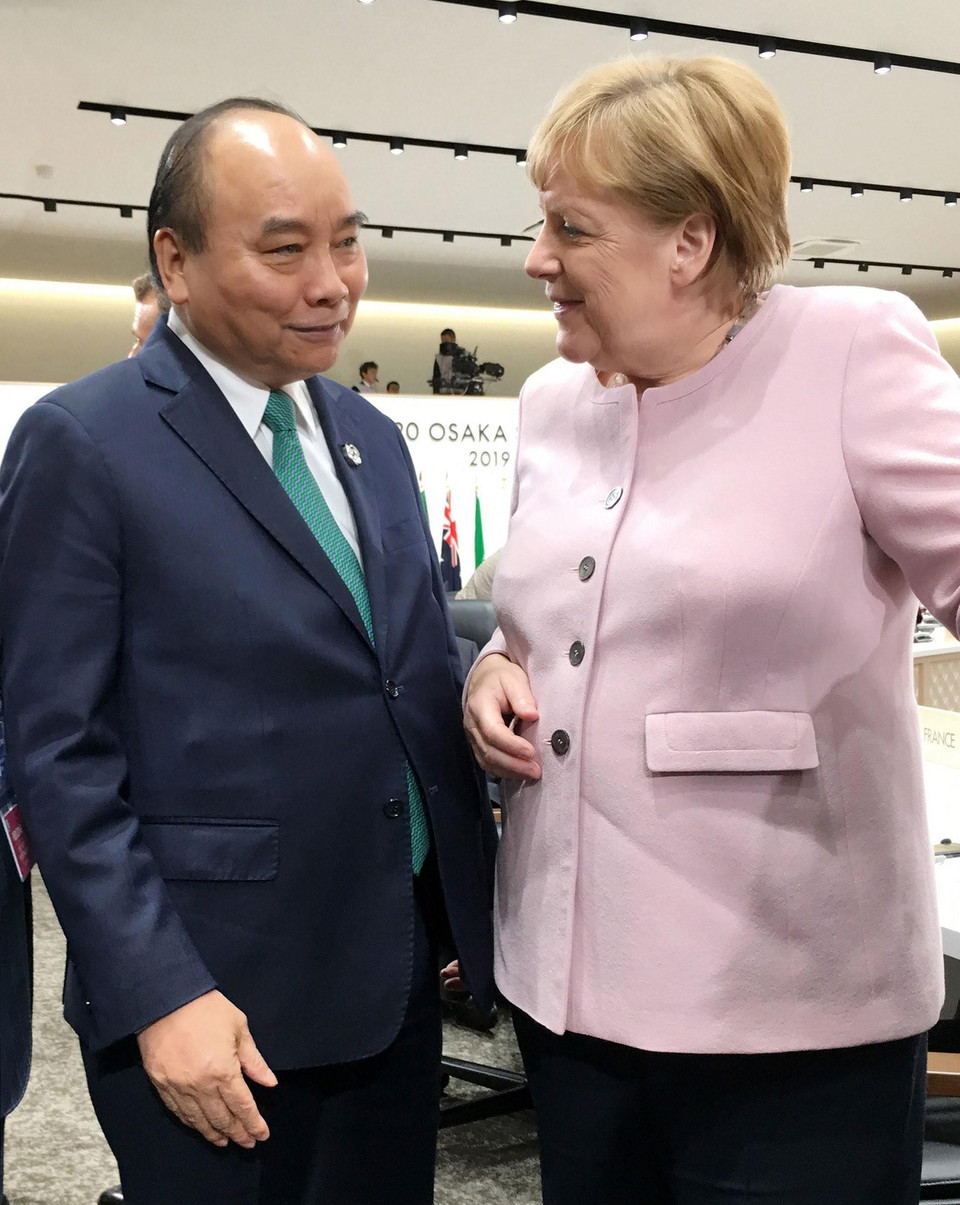 Thủ tướng Nguyễn Xuân Phúc gặp Thủ tướng Đức Angela Merkel. (Ảnh: TTXVN)