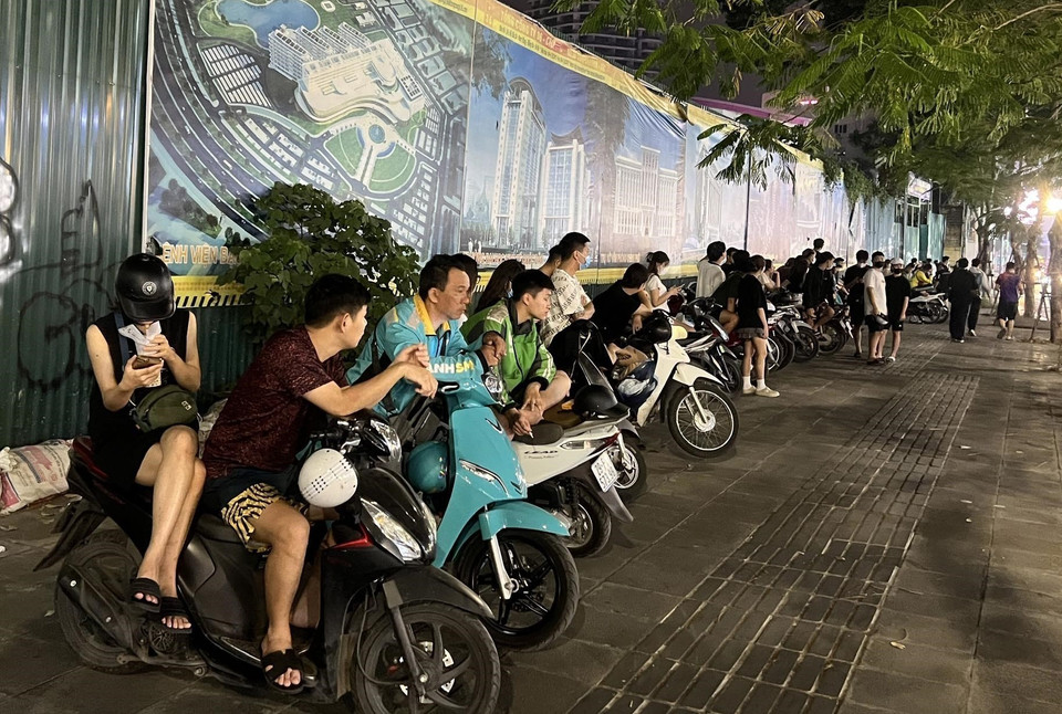 Rất nhiều thanh thiếu niên tụ tập xung quanh khu vực Tổ công tác 141 đang làm nhiệm vụ, gây mất trật tự và an toàn giao thông. (Ảnh: Phạm Kiên/TTXVN)