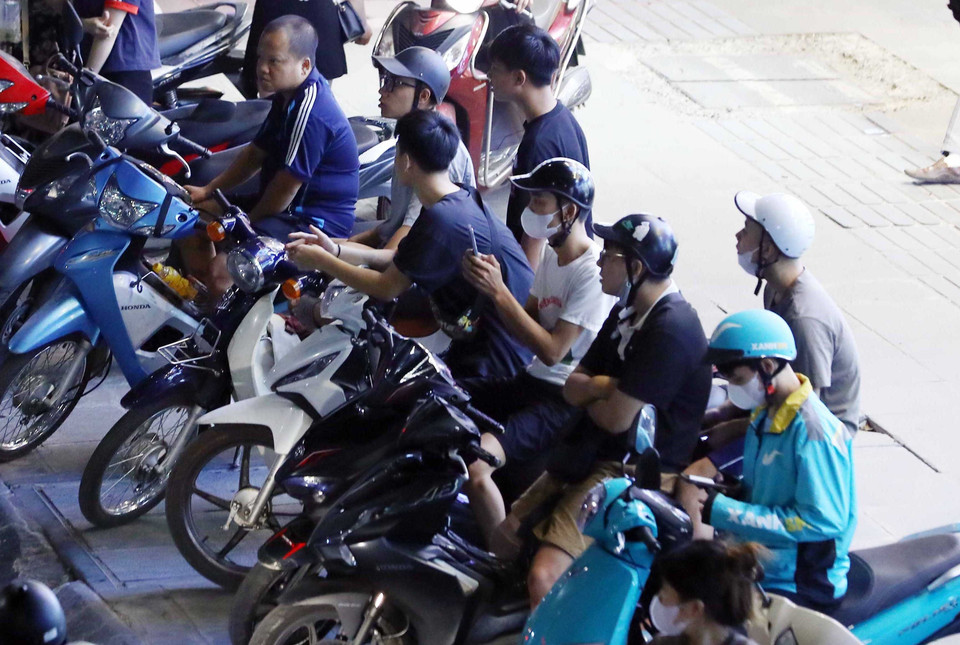 Tình trạng hàng trăm thanh thiếu niên thường xuyên tụ tập, gây mất trật tự xung quanh các chốt kiểm soát của Tổ công tác đặc biệt 141 đã diễn ra từ lâu. (Ảnh: Phạm Kiên/TTXVN)