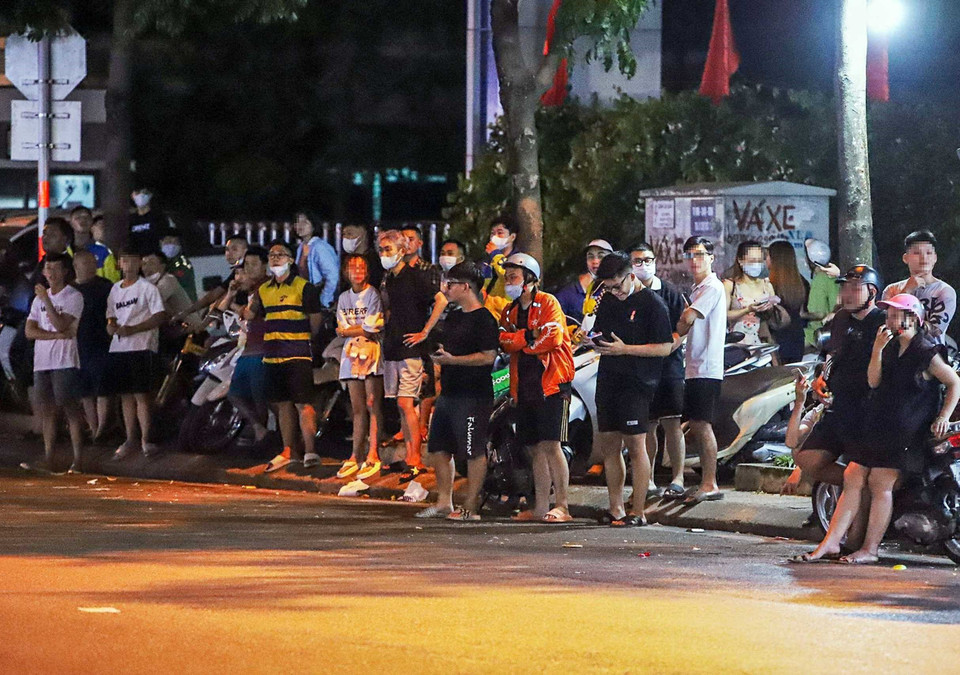 Tại phố Xã Đàn (Đống Đa), có đến cả trăm người đứng trên vỉa hè, lòng đường quanh chốt kiểm soát gây mất an ninh trật tự, ảnh hưởng đến an toàn giao thông. (Ảnh: Phạm Kiên/TTXVN)