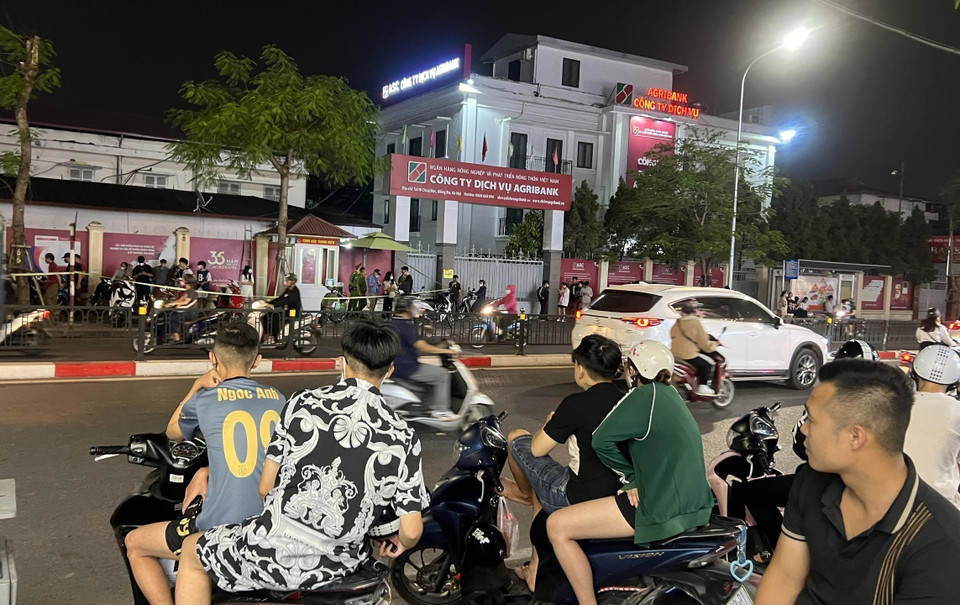 Rất nhiều thanh thiếu niên tụ tập xung quanh khu vực tổ công tác 141 đang làm nhiệm vụ, gây mất trật tự an toàn giao thông. (Ảnh: Phạm Kiên/TTXVN)