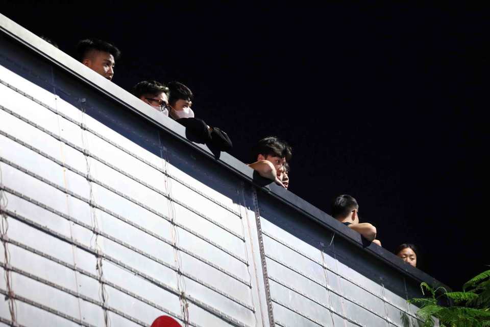 Tại khu vực phố Chùa Bộc, cả cầu vượt trên cao, dưới mặt đất đều có người hóng chốt 141 đang làm nhiệm vụ tại đây. (Ảnh: Phạm Kiên/TTXVN)