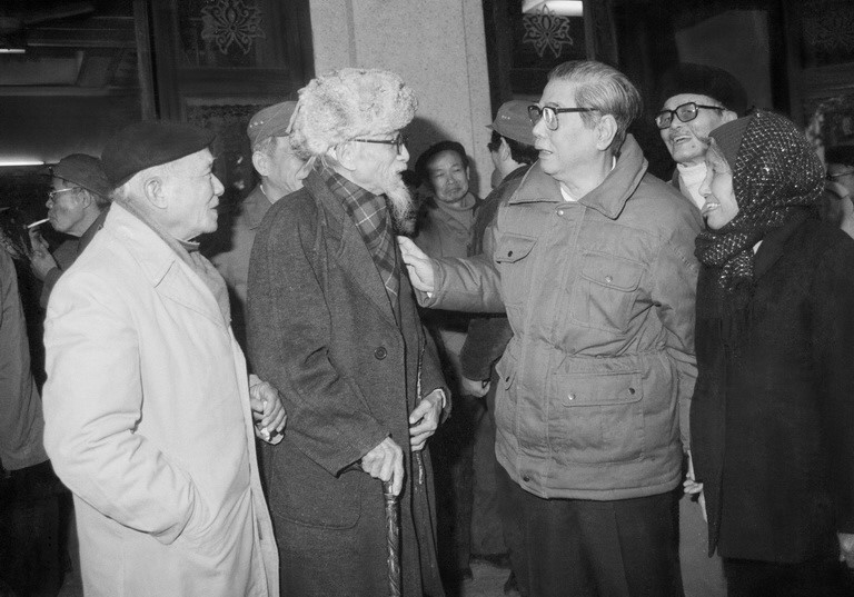 Ngày 4/2/1990, Tổng Bí thư Nguyễn Văn Linh đến thăm và nói chuyện thân mật với các cán bộ lão thành cách mạng, nhân kỷ niệm 60 năm Ngày thành lập Đảng Cộng sản Việt Nam. (Ảnh: Xuân Lâm/TTXVN)