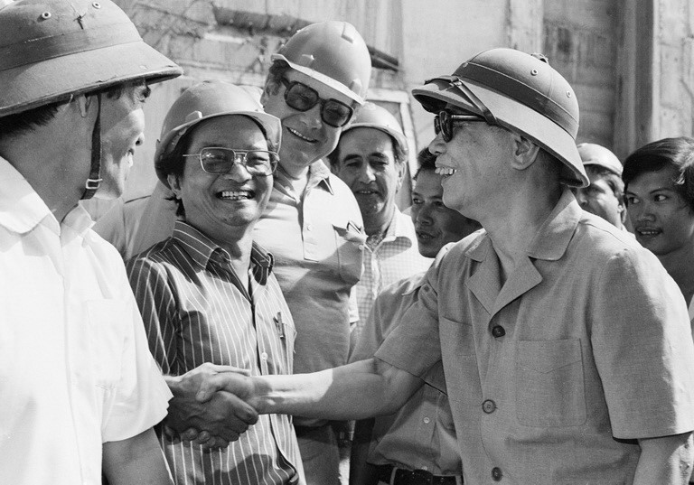 Tổng Bí thư Nguyễn Văn Linh đến thăm cán bộ, công nhân và chuyên gia Liên Xô làm việc trên công trường xây dựng nhà máy thủy điện Trị An, ngày 20/4/1987. (Ảnh: Xuân Lâm/TTXVN)