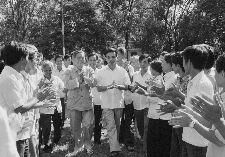 Cán bộ, công nhân nông trường Tam Đảo mừng đón Tổng Bí thư Nguyễn Văn Linh đến thăm nông trường, ngày 4/9/1987. (Ảnh: Xuân Lâm/TTXVN)