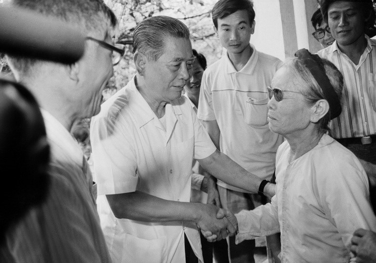 Nhân dịp về công tác tại tỉnh Hà Bắc từ 12 - 15/9/1990, Tổng Bí thư Nguyễn Văn Linh đến thăm gia đình lão thành cách mạng Nguyễn Thị Đồng ở Đình Bảng, Bắc Ninh. (Ảnh: Xuân Lâm/TTXVN)