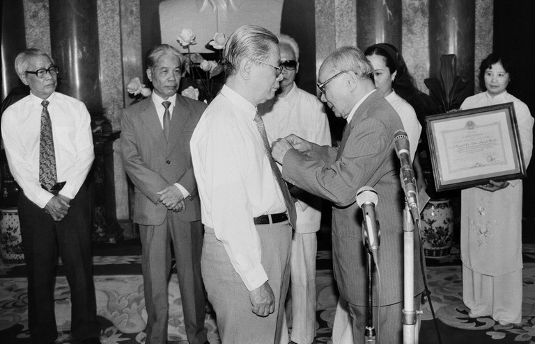 Đồng chí Võ Chí Công, Chủ tịch Hội đồng Nhà nước trao tặng Huân chương Sao Vàng của Đảng, Nhà nước cho đồng chí Nguyễn Văn Linh (ngày 25/6/1992). (Ảnh: Xuân Lâm/TTXVN)