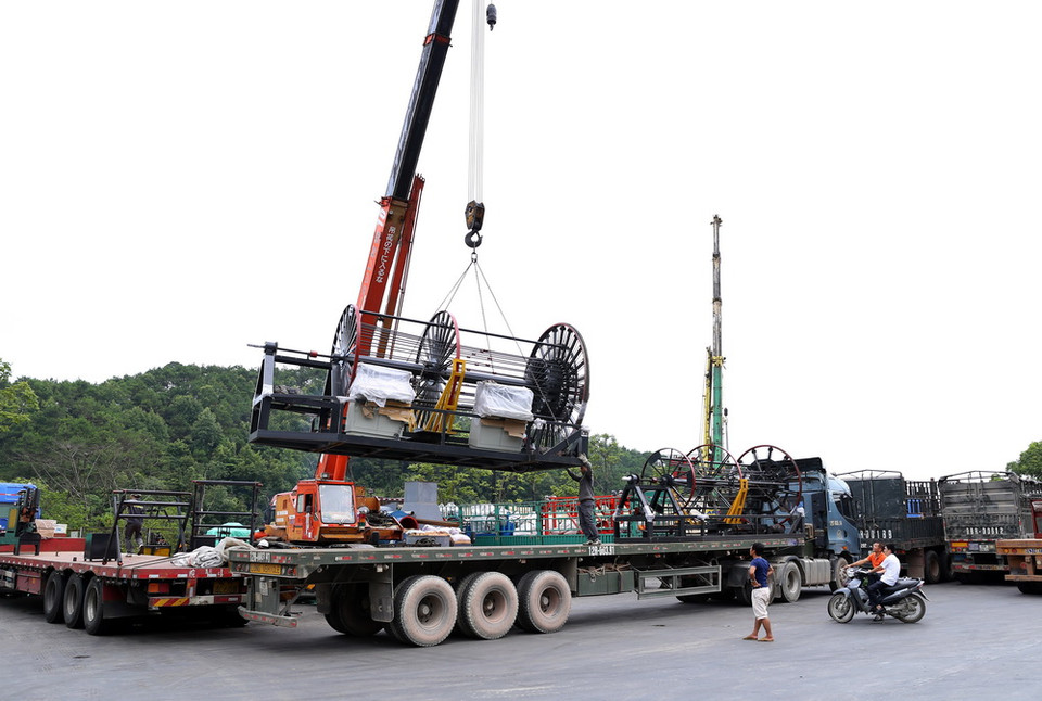 Vận chuyển hàng hóa xuất nhập khẩu tại cửa khẩu Quốc tế Hữu Nghị (Lạng Sơn). (Ảnh: Hoàng Hùng/TTXVN)