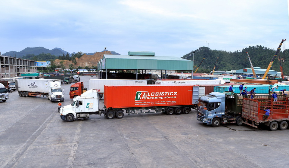 Vận chuyển hàng hóa xuất nhập khẩu tại cửa khẩu Quốc tế Hữu Nghị (Lạng Sơn). (Ảnh: Hoàng Hùng/TTXVN)