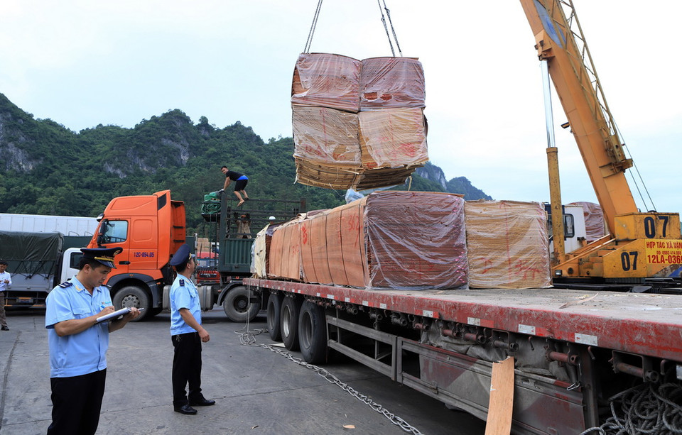 Hải quan Lạng Sơn kiểm tra hàng nhập khẩu tại cửa khẩu Quốc tế Hữu Nghị. (Ảnh: Hoàng Hùng/TTXVN)