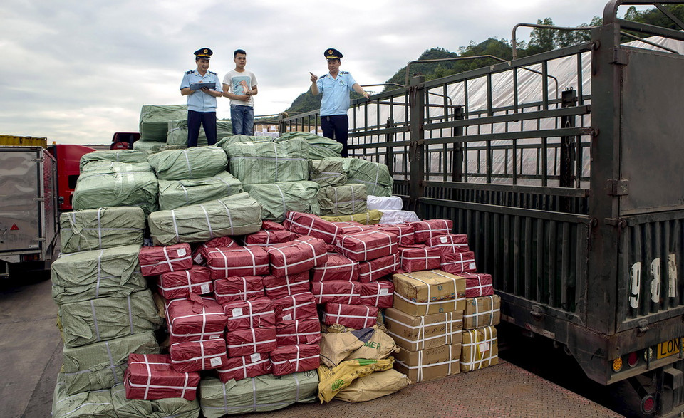 Hải quan Lạng Sơn kiểm tra hàng nhập khẩu tại cửa khẩu Quốc tế Hữu Nghị. (Ảnh: Hoàng Hùng/TTXVN)
