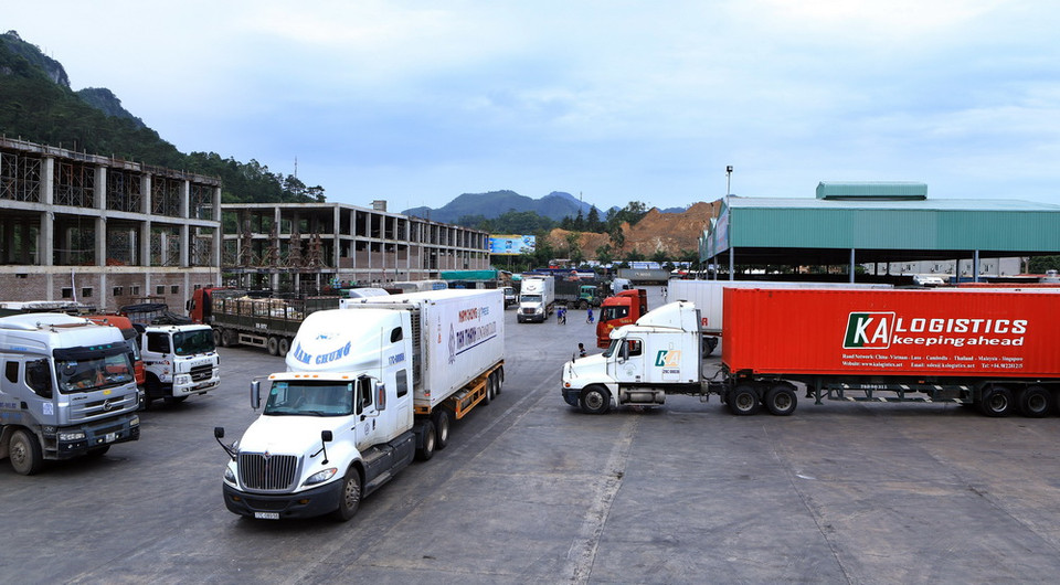 Vận chuyển hàng hóa xuất nhập khẩu tại cửa khẩu Quốc tế Hữu Nghị (Lạng Sơn). (Ảnh: Hoàng Hùng/TTXVN)