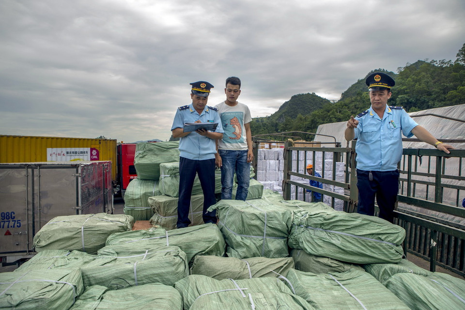 Hải quan Lạng Sơn kiểm tra hàng nhập khẩu tại cửa khẩu Quốc tế Hữu Nghị. (Ảnh: Hoàng Hùng/TTXVN)
