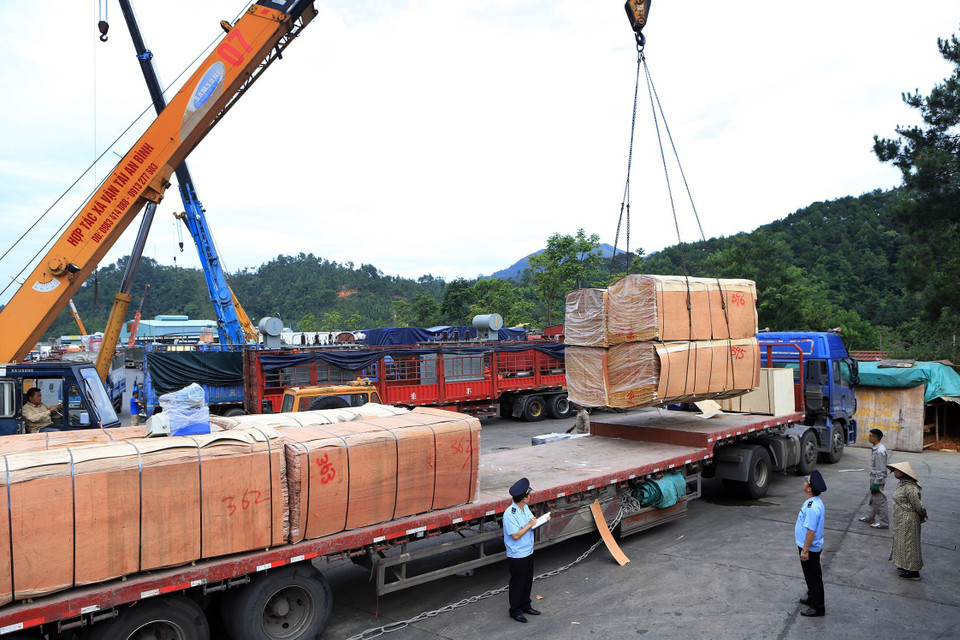 Hải quan Lạng Sơn kiểm tra hàng nhập khẩu tại cửa khẩu Quốc tế Hữu Nghị. (Ảnh: Hoàng Hùng/TTXVN)