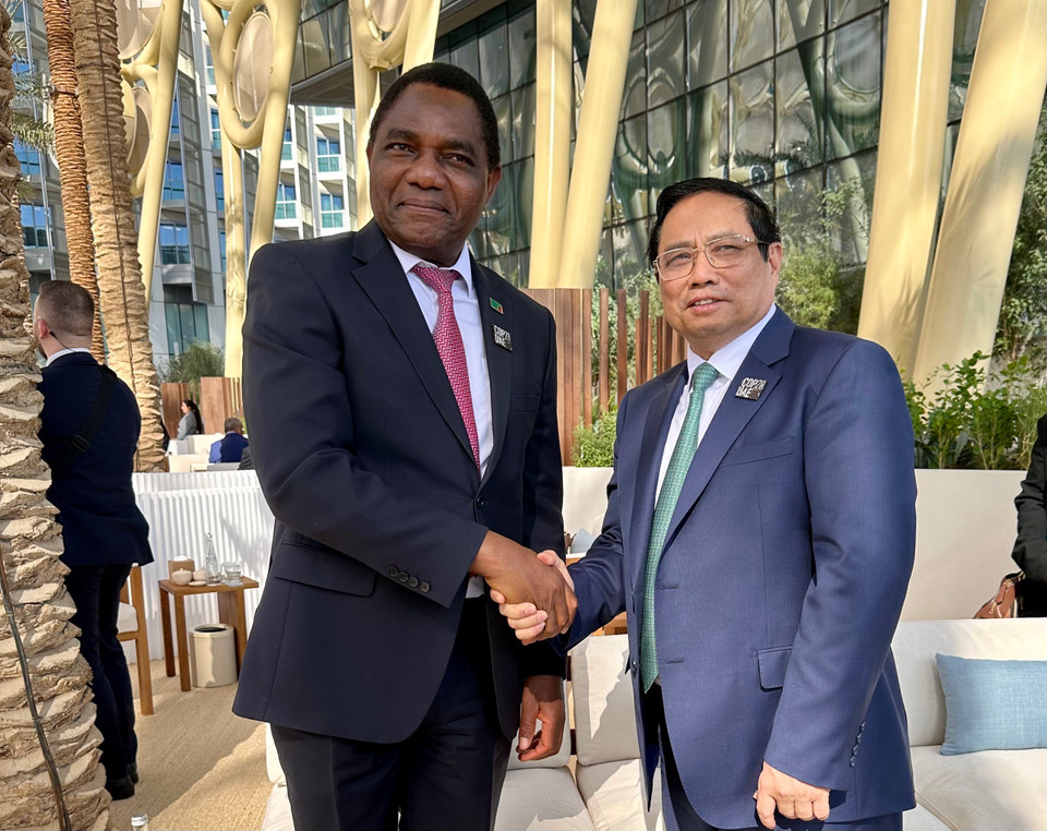 Thủ tướng Phạm Minh Chính gặp Tổng thống Zambia Hakainde Hichilema. (Ảnh: TTXVN phát)