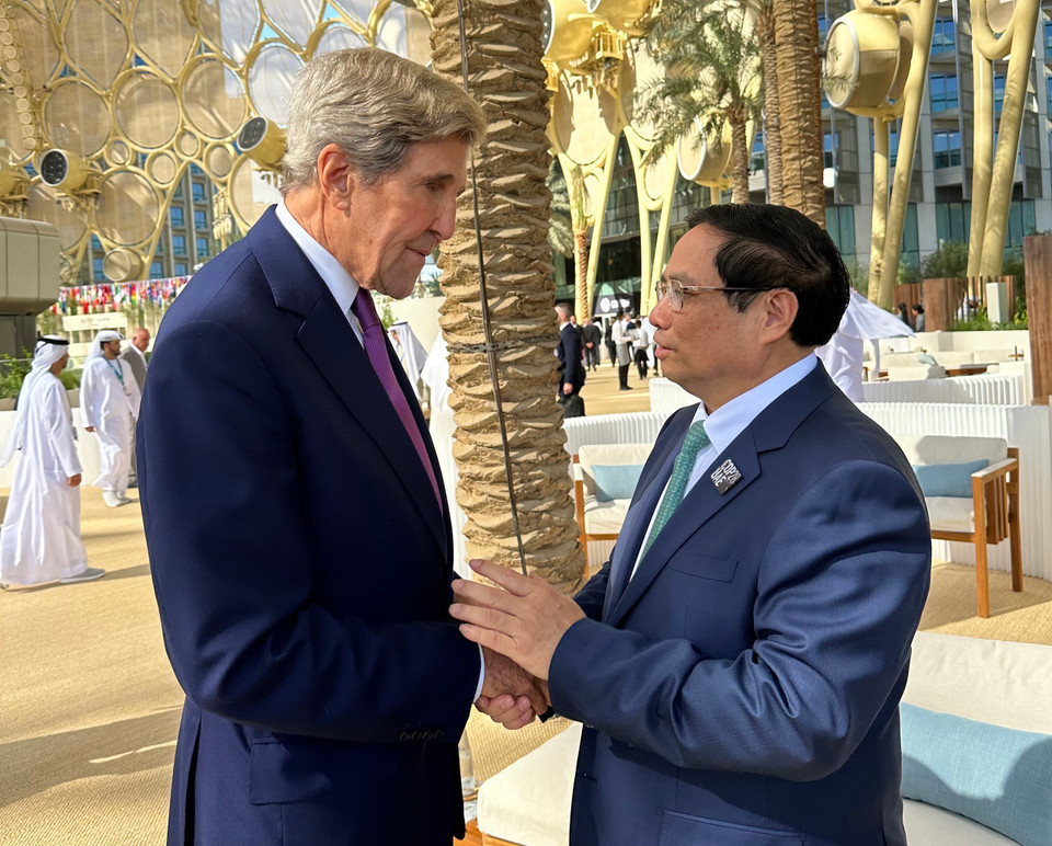 Thủ tướng Phạm Minh Chính gặp Đặc phái viên khí hậu của Tổng thống Hoa Kỳ John Kerry. (Ảnh: TTXVN phát)