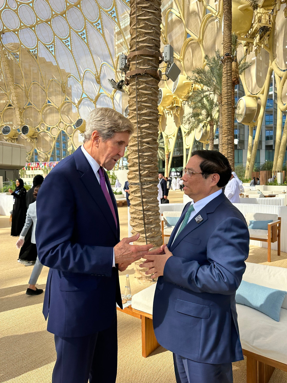 Thủ tướng Phạm Minh Chính gặp Đặc phái viên khí hậu của Tổng thống Hoa Kỳ John Kerry. (Ảnh: TTXVN phát)