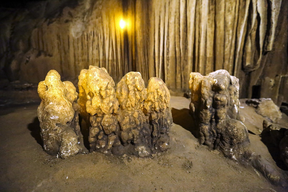 Những nhũ đá nhỏ mọc từ dưới lên do sự kiến tạo của địa chất tạo thành nhiều hình thù kỳ lạ. (Ảnh: Phan Tuấn Anh/TTXVN)