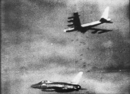 Máy bay B-52 của Mỹ ném bom xuống các thành phố, làng quê miền Bắc Việt Nam. (Ảnh: Tư liệu TTXVN)