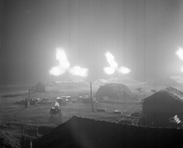 Tự vệ Thủ đô nổ súng quyết liệt đánh trả máy bay B-52 của Mỹ, đêm 19, rạng sáng 20/12/1972. (Ảnh: Minh Lộc/TTXVN)