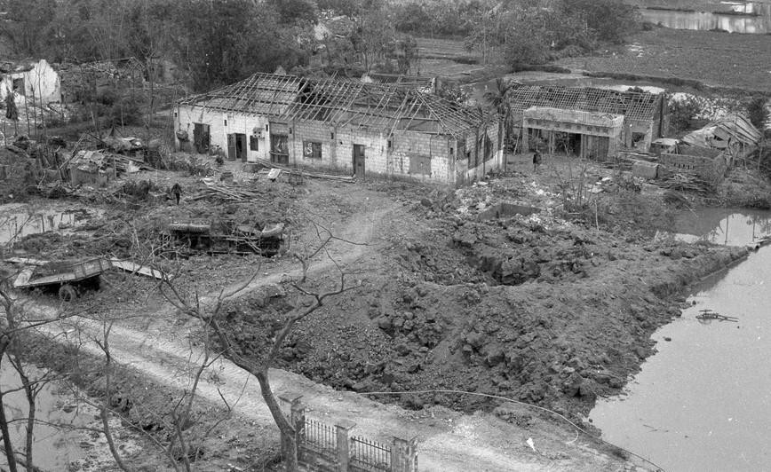 Làng Giáp Bát (Hà Nội) bị máy bay B-52 ném bom phá huỷ trong trận đánh phá 12 ngày đêm, tháng 12/1972. (Ảnh: Tư liệu/TTXVN)