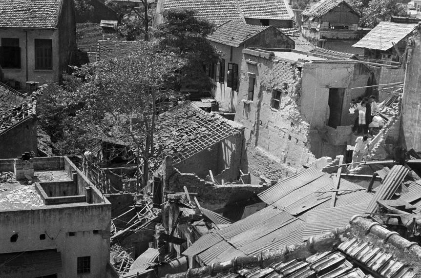 Một đoạn phố Lý Quốc Sư, Hà Nội bị máy bay B-52 ném bom phá hủy (1972). (Ảnh: Tư liệu TTXVN)